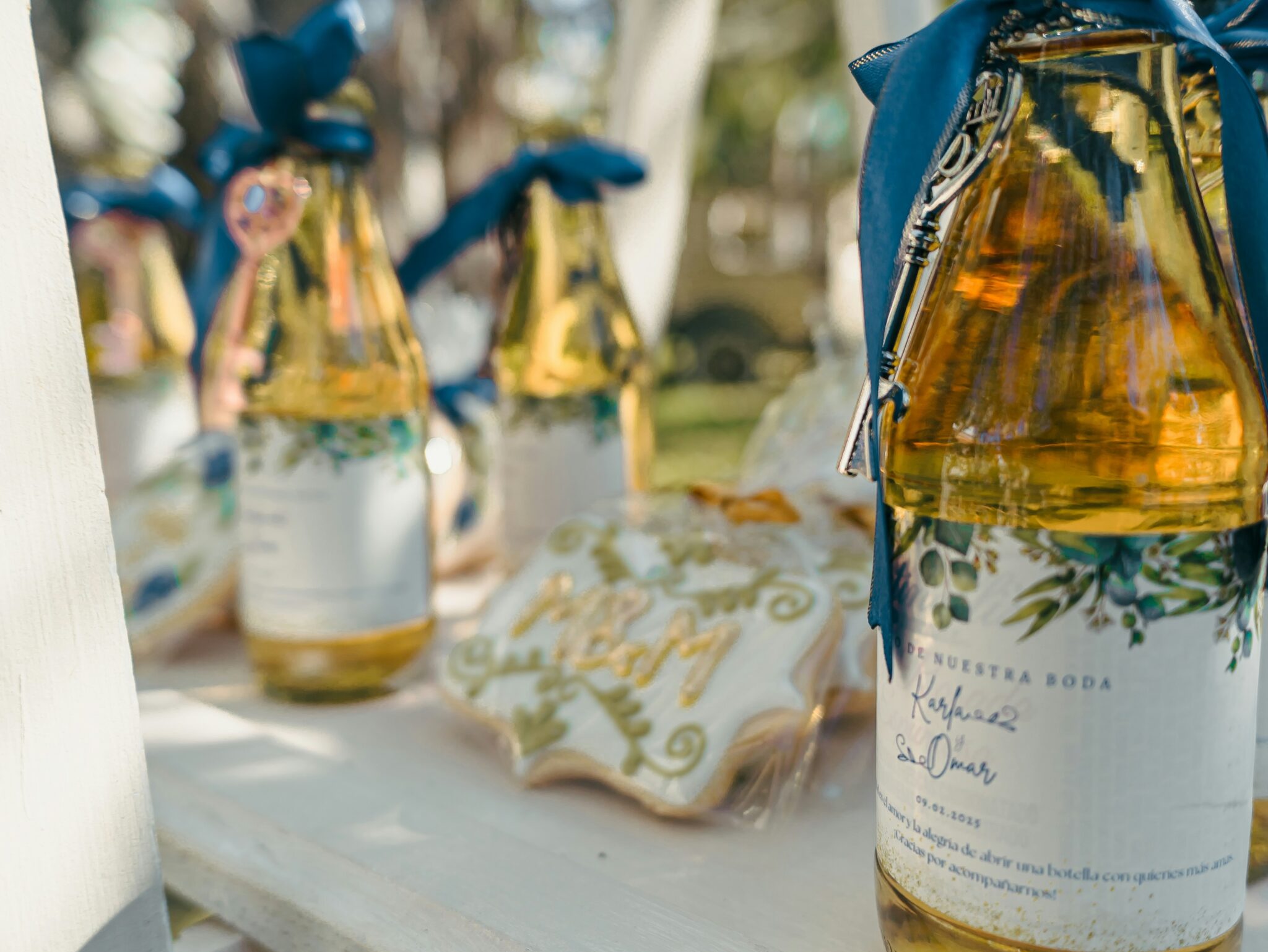 Wedding favours: bottles and cookies